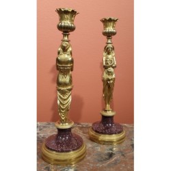 Paire de bougeoirs en bronze doré et porphyre