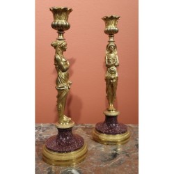 Paire de bougeoirs en bronze doré et porphyre