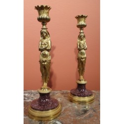 Paire de bougeoirs en bronze doré et porphyre