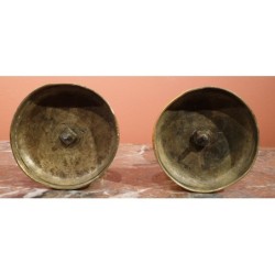 Paire de bougeoirs en bronze doré et porphyre
